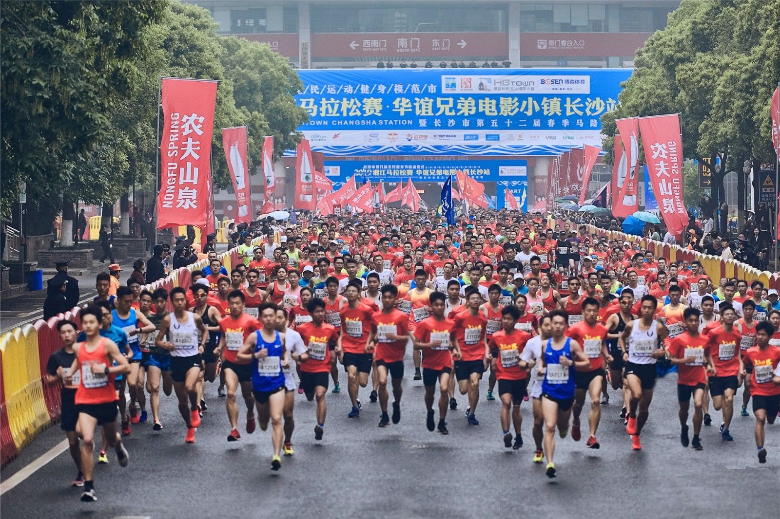 2019湘江馬拉松賽長(zhǎng)沙站鳴槍開跑 5000名選手參與競(jìng)跑